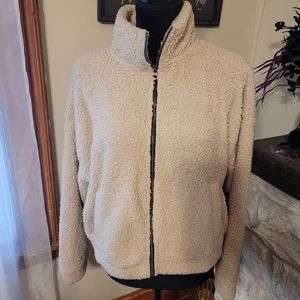 🍒5for$10 AEO cream shepra jacket. Sz L